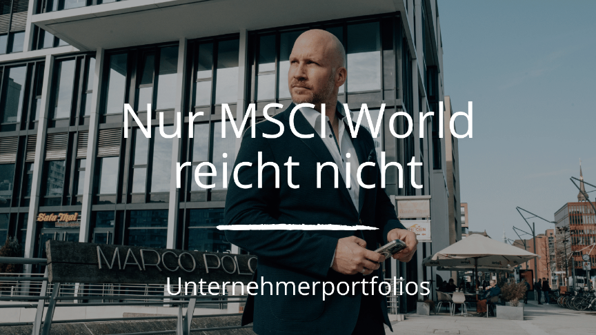 Mann in der Stadt, der über MSCI World und Unternehmerportfolios nachdenkt.
