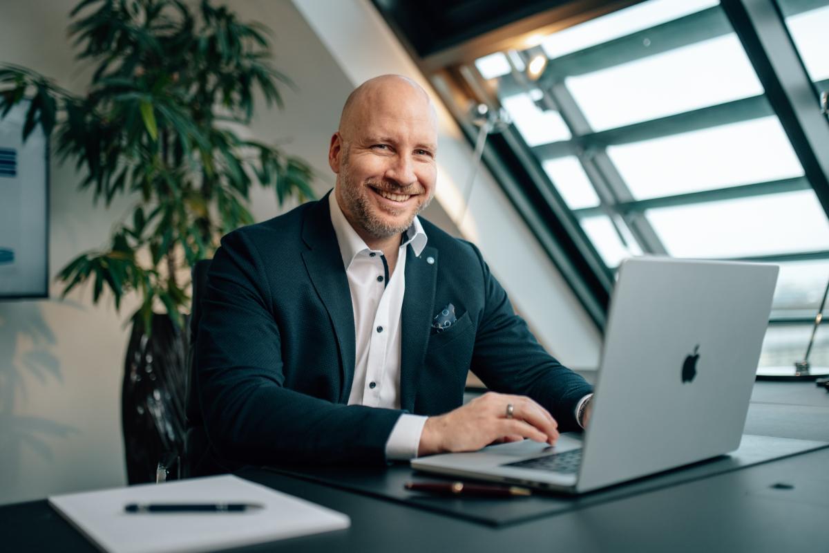 Den meisten Unternehmern ist nicht klar, dass die Ausgaben für eine Geschäftsführerversorgung eine 100%-ige Betriebsausgabe sind und damit das Invest ohne Steuerabzug stattfindet.