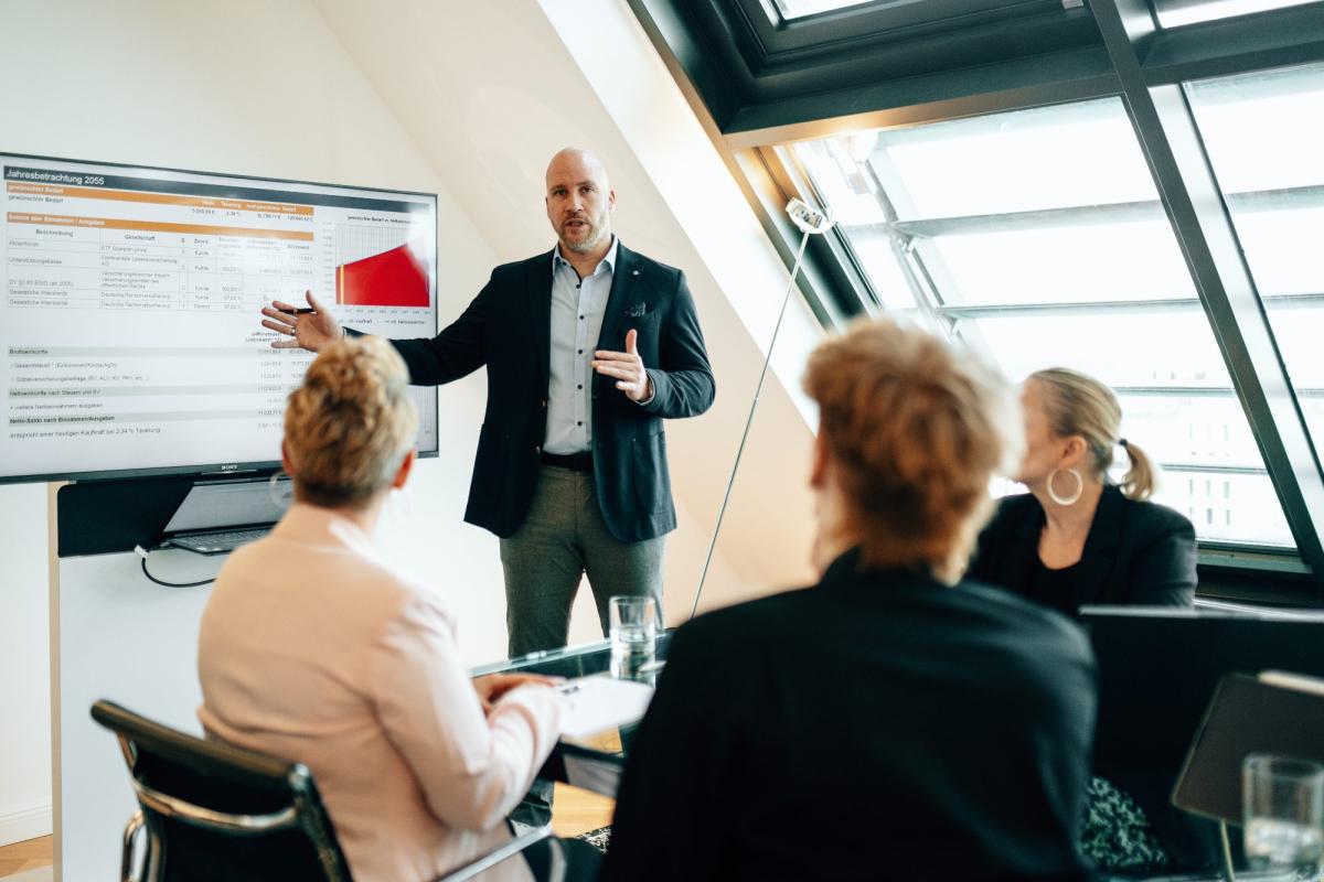 Wie die Kostenbelastung durch Krankenversicherungsbeiträge im Ruhestand aussieht, wird anhand der 