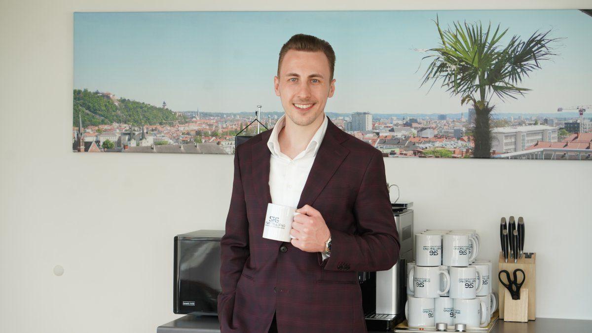 Thomas Wabnig in elegantem Anzug zeigt den besten Anbieter für eine Trading-Ausbildung.
