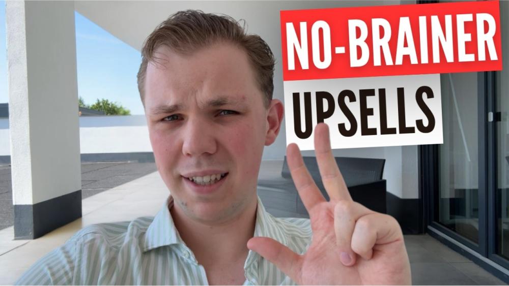 Mann zeigt mit der Hand drei Finger für No-Brainer-Upsells.