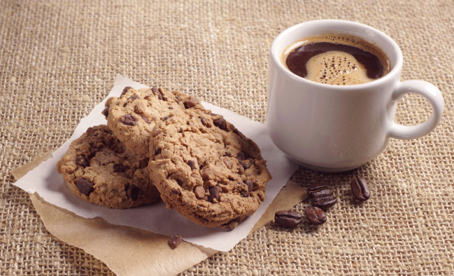 Kekse mit Schokolade und eine Tasse Kaffee für abnehmen mit Schokolade.