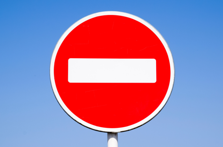 Verkehrsschild mit rotem Kreis und weißem Verbotsschild zum Thema abnehmen ohne verbote.