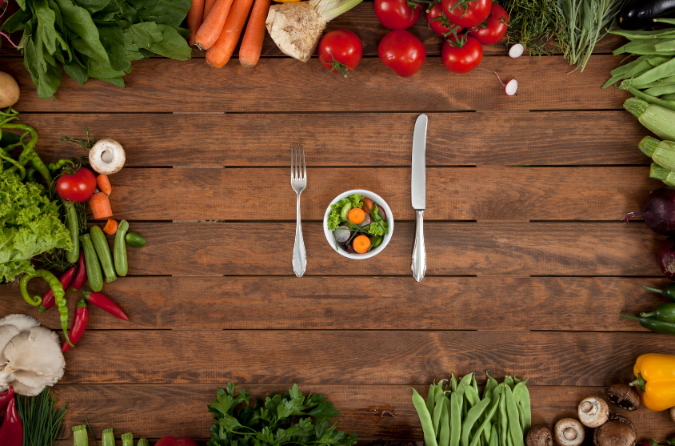 Gesunde Ernährung mit frischem Gemüse und einer kleinen Portion für Schilddrüsenunterfunktion und Abnehmen.