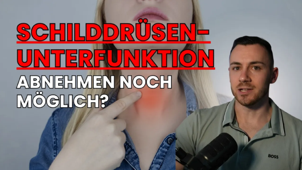Ein Mann spricht über Schilddrüsenunterfunktion und Abnehmen, während er auf den Hals einer Frau zeigt.
