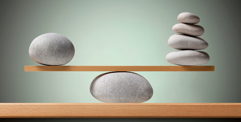 Eine Steinwaage symbolisiert die Balance zwischen gesunder Ernährung und Abnehmen.
