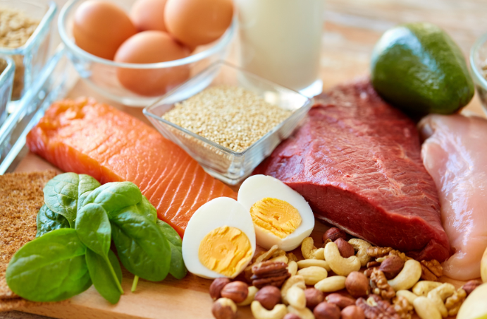 Eine Auswahl gesunder Nahrungsmittel für die perfekte Mahlzeit zum Abnehmen mit Eiweiß- und Fettquellen.