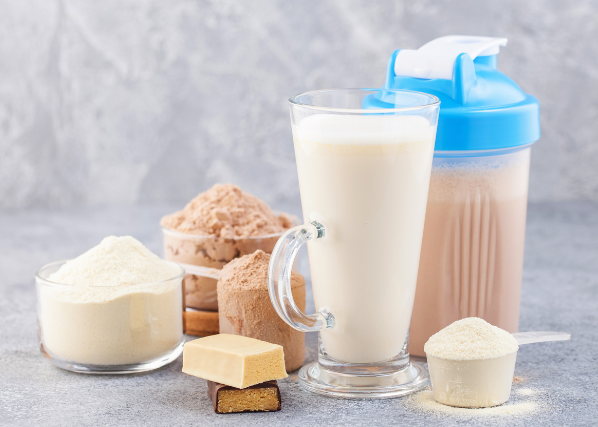 Vielfalt an Stoffwechselshake-Zutaten inklusive Pulver und Getränk.