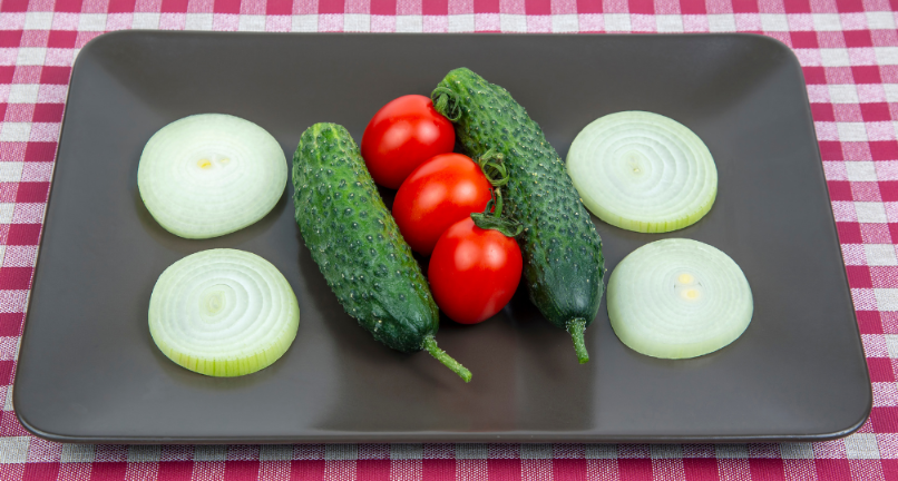 Bunter Gemüseteller mit Tomaten und Gurken zur gesunden Ernährung.