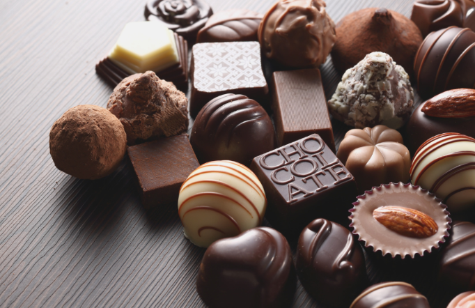 Verschiedene Schokoladen und Pralinen, ideal für den Genuss bei Diäten.