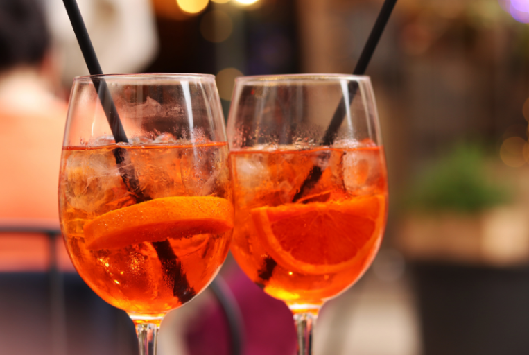 Zwei Aperol Spritz im Glas mit Orangenscheiben, relevant für Alkohol und Abnehmen.