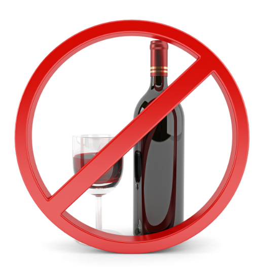 Ein Zeichen gegen Alkohol zeigt eine Weinflasche und ein Glas Wein.