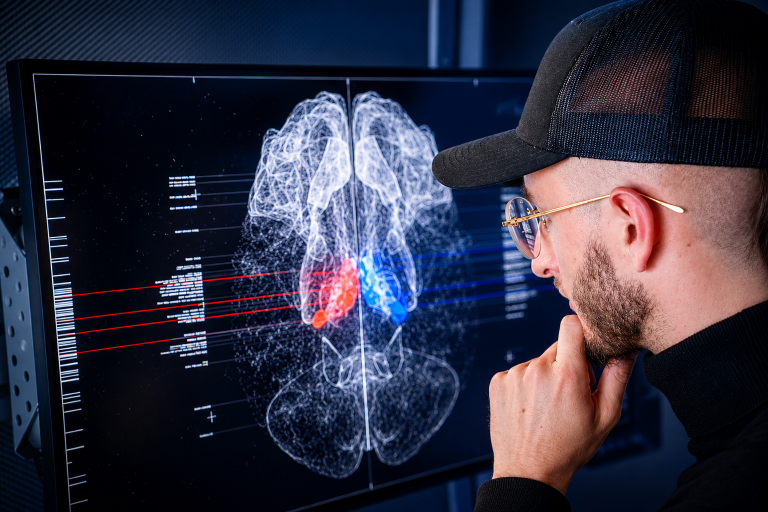 Eine Person betrachtet eine grafische Darstellung des Gehirns zur Analyse von mentalem Druck.