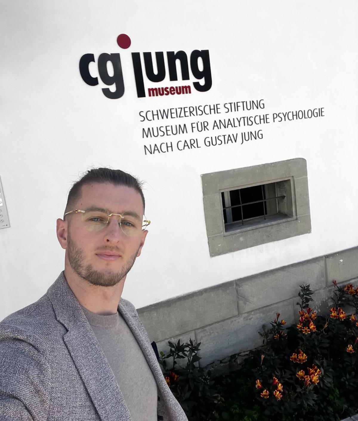Besucher vor dem Jung Museum in einer sonnigen Umgebung.