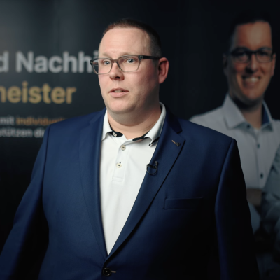 Industriemeister in flexibler Online-Ausbildung – Henning meistert seine Weiterbildung erfolgreich