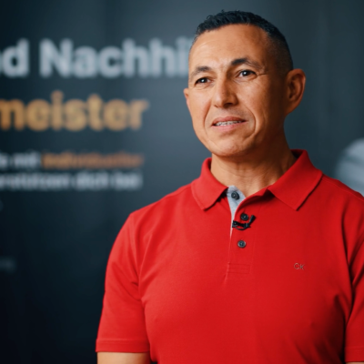 Industriemeister-Abschluss: Abdelcader löst Schichtarbeit-Falle dank Bildungsfabrik