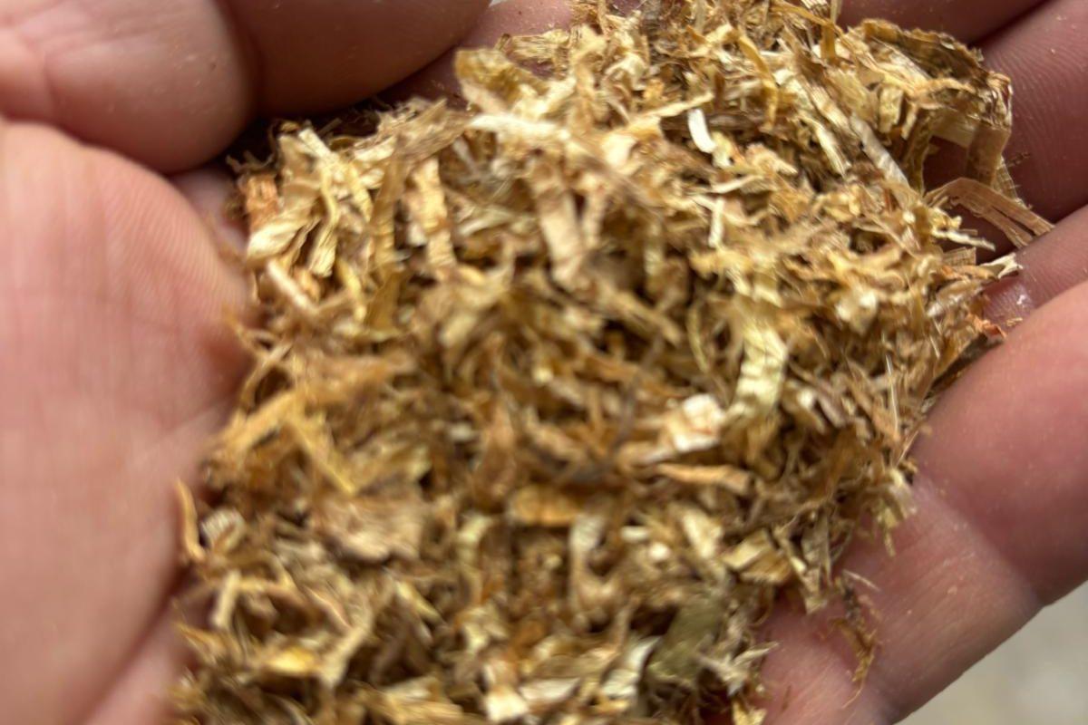 Das Ergebnis ist ein Material, das alle Stärken klassischer Pellets behält: Saugfähigkeit, Hygiene, einfache Handhabung.