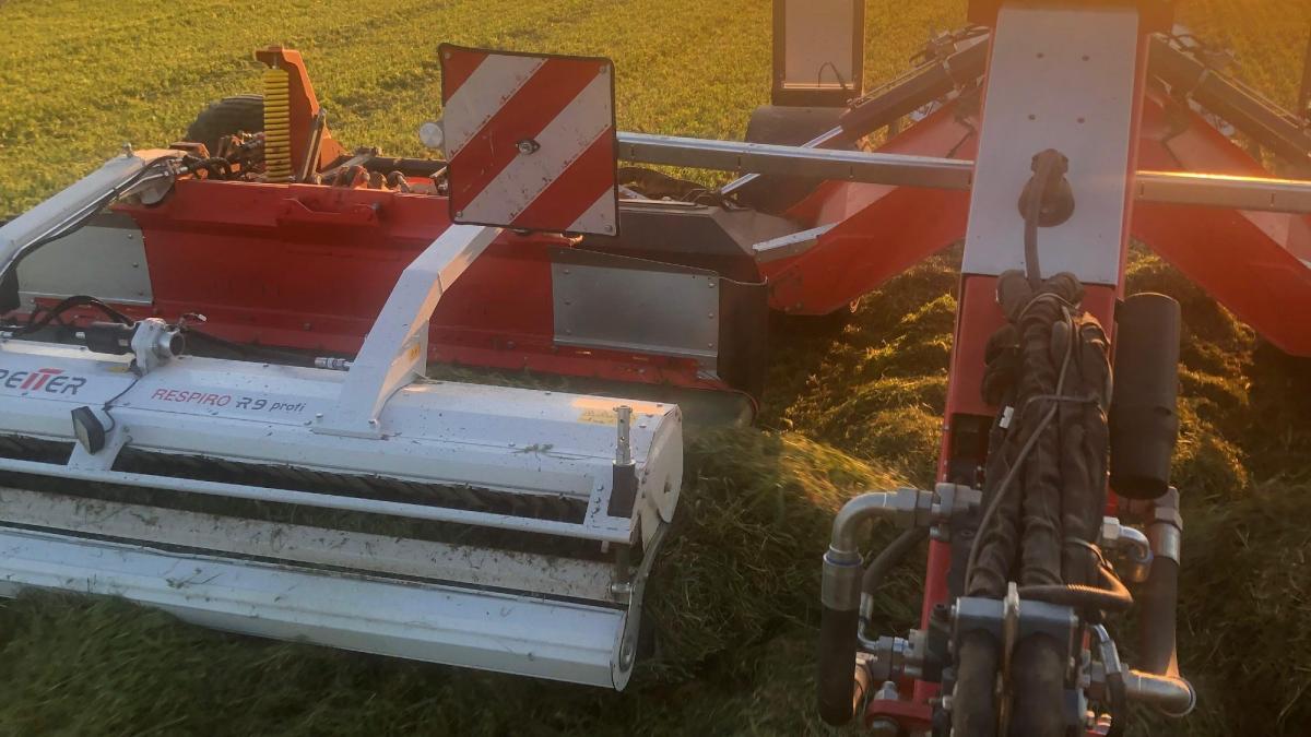 Der moderne Bandschwader bei der Arbeit, vielleicht bald schon auf deinem Feld.