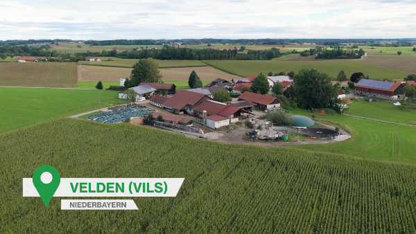 Luftaufnahme des Milchviehbetriebs in Velden, Niederbayern.