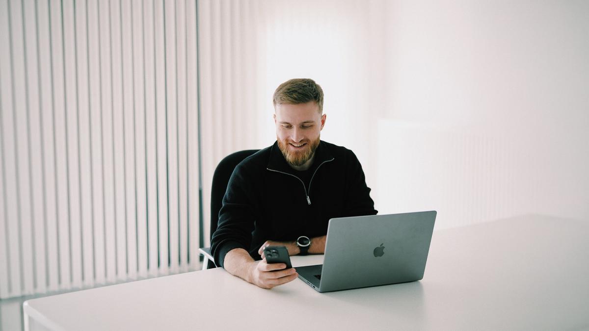 Melde dich bei mir für eine unverbindliche Erstberatung und wir bringen Struktur in deinen Online-Auftritt.