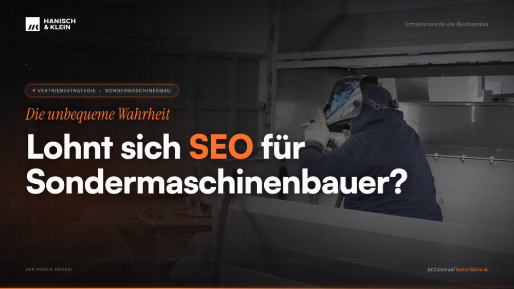 Ein Schweisser in einer Werkstatt arbeitet an einer Sondermaschine, während das Thema SEO für Sondermaschinenbauer diskutiert wird.