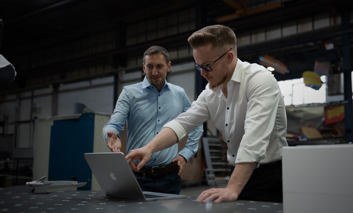 Niklas Klein von Hanisch&Klein im Gespräch mit einem Kunden vor Ort in seiner Fertigungshalle.