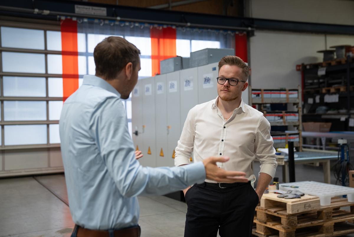 Niklas Klein im Gespräch mit einem Kunden aus dem Anlagenbau