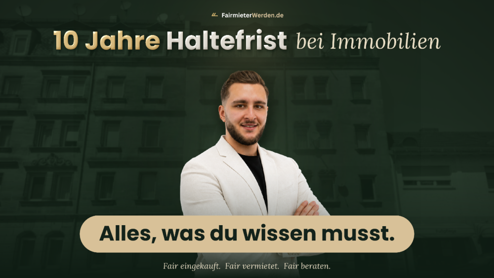 Ein Mann vor einem Mehrfamilienhaus zum Thema 10-Jahres-Frist Immobilie und steuerfreier Verkauf.