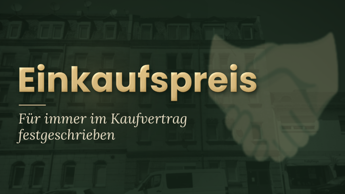 Hände beim Immobilienkauf vor einem Wohnhaus; der Einkaufspreis der vermieteten Immobilie steht dauerhaft im Kaufvertrag.