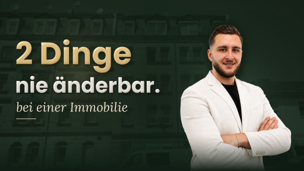 Mann mit verschränkten Armen vor einem Wohnhaus; vermietete Immobilie mit zwei unveränderbaren Faktoren