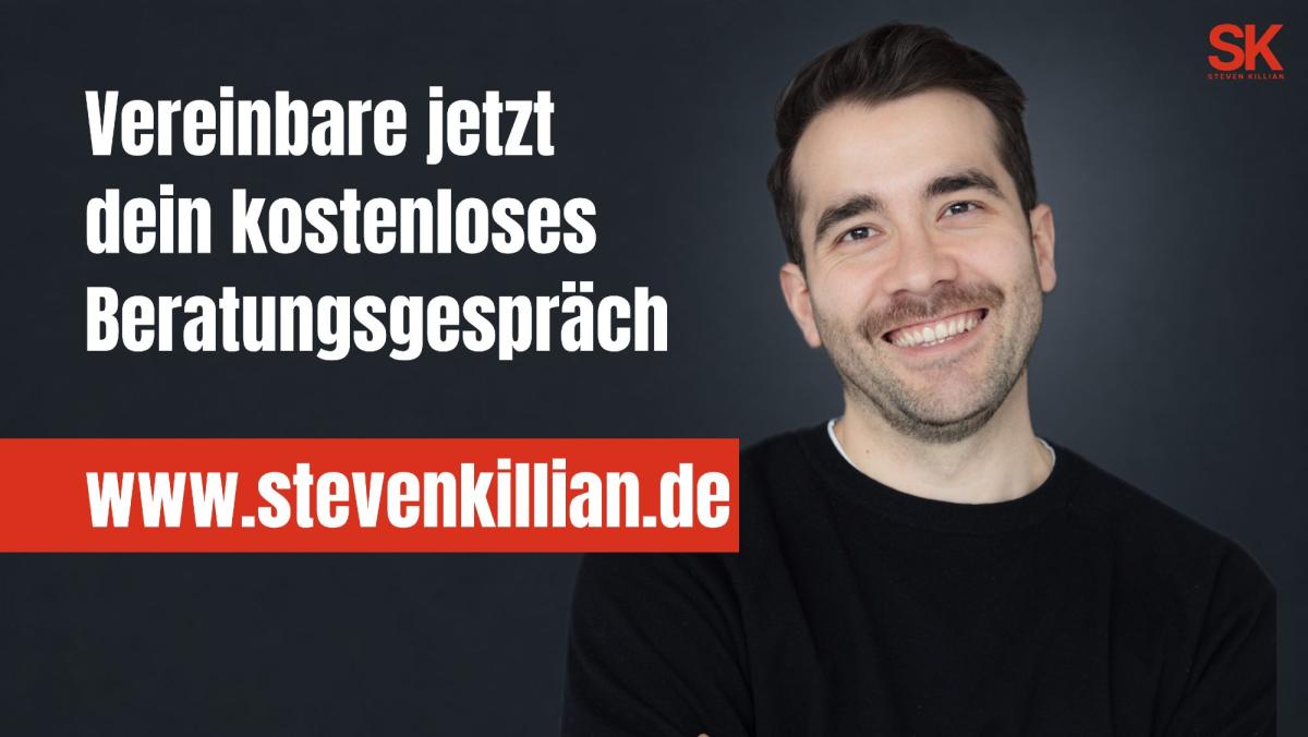 Ein junger Mann lächelt und lädt zu einem kostenlosen Beratungsgespräch ein.