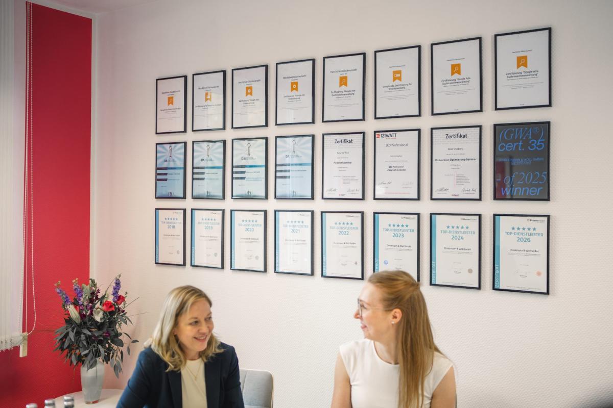 Zwei Mitarbeiterinnen im Büro diskutieren über barrierefreies Webdesign.