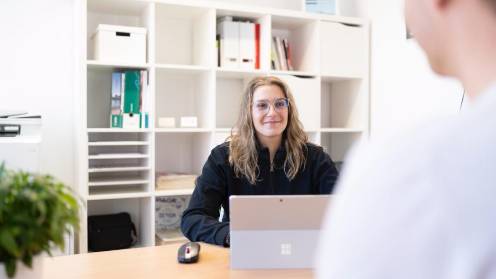 Besprechung in einem Büro über mehr Budget zur Kundengewinnung.