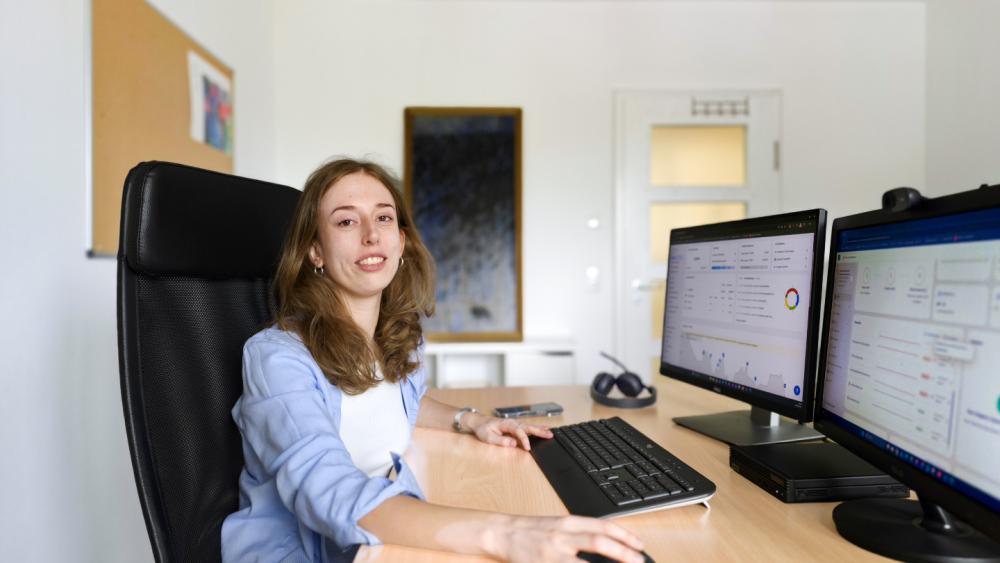 Mitarbeiterin bei der Arbeit am Computer für Google Business Profil optimieren.
