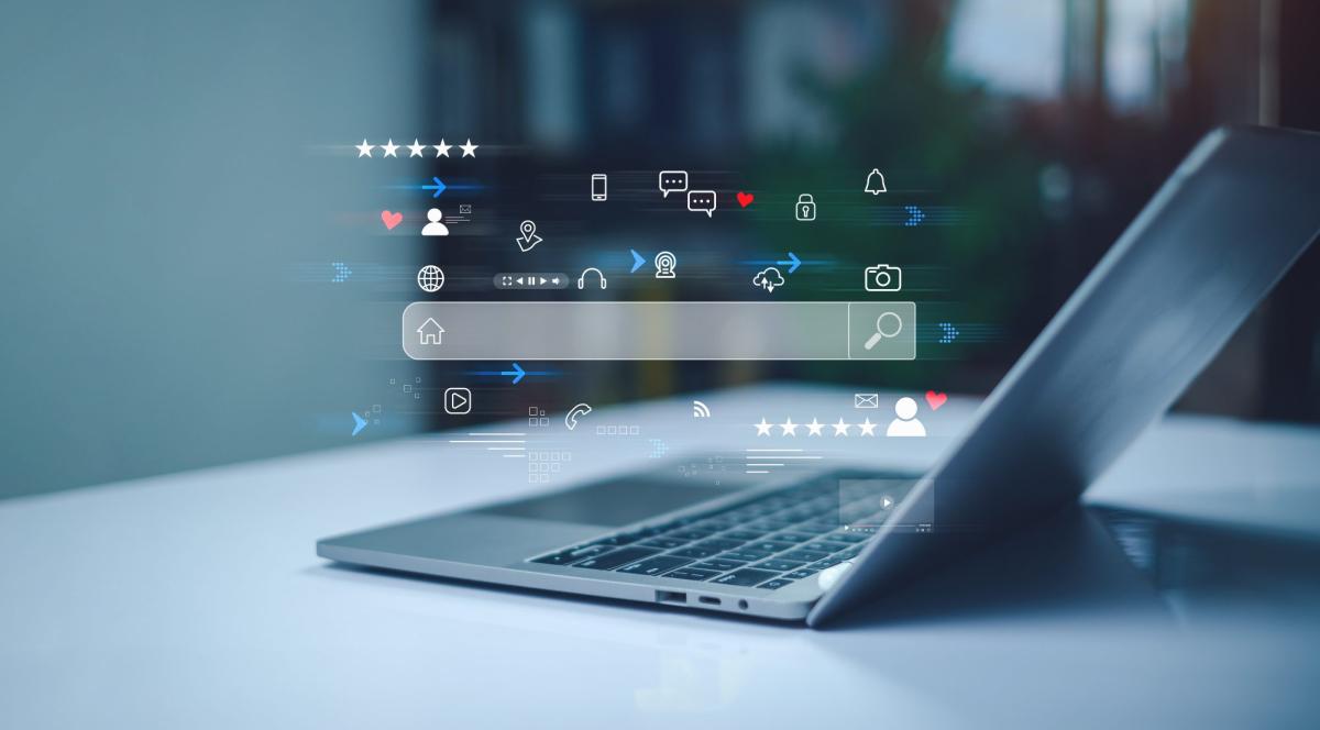 Laptop mit digitalen Werkzeugen zeigt die Bedeutung von SEO mit KI.