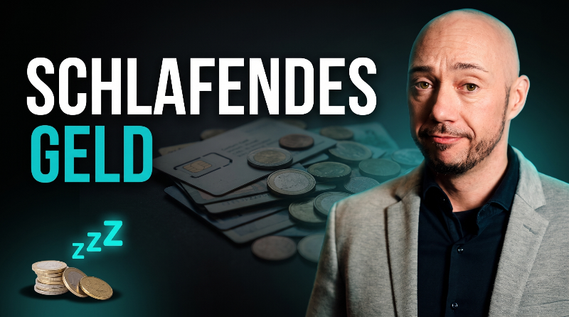 Ein Fachmann spricht über schlafendes Geld mit Münzen im Hintergrund.