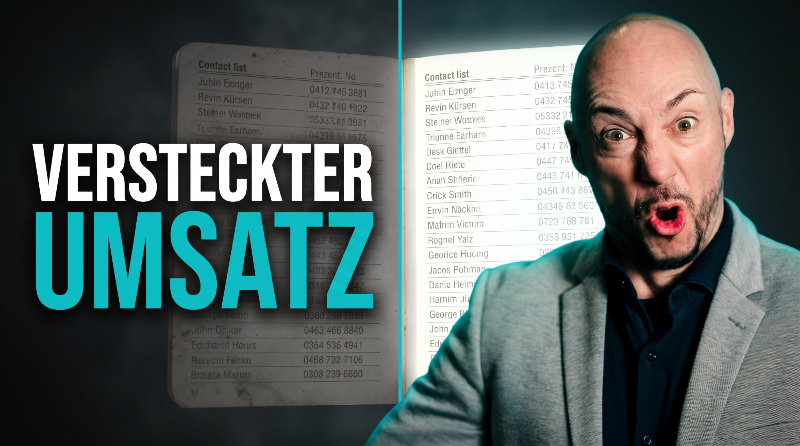 Ein Mann zeigt überrascht auf eine Liste und spricht über versteckter Umsatz.