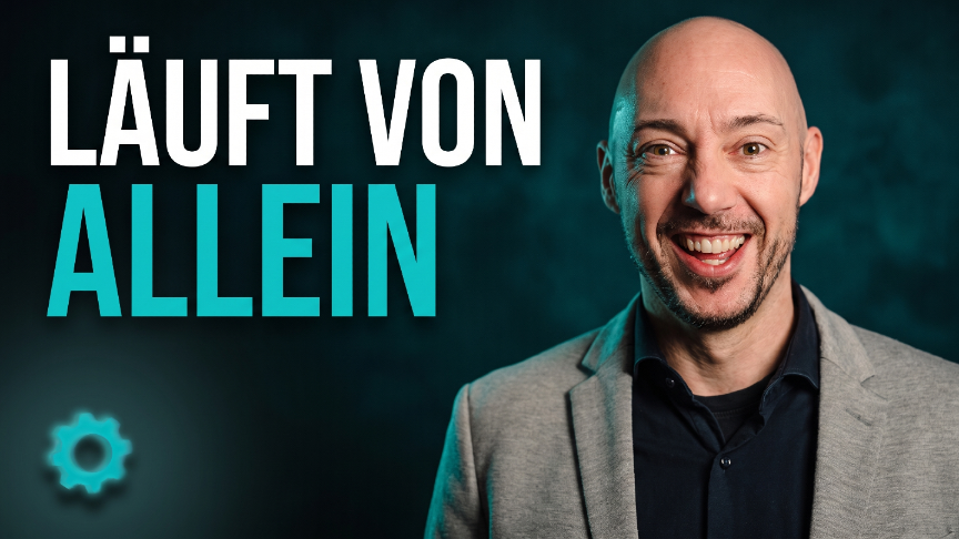 Ein lächelnder Mann in einem Anzug zeigt, wie Automatisierung im Vertrieb läuft von allein.
