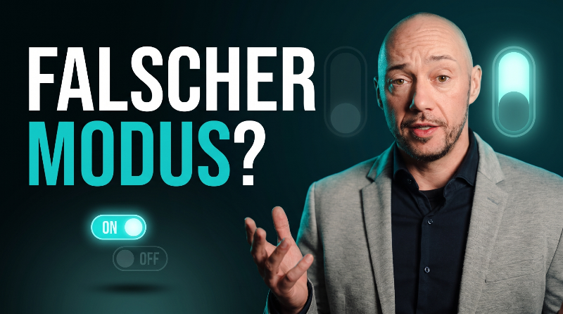 Mann im Anzug spricht über KI-ready und KI-produktiv im falschen Modus.