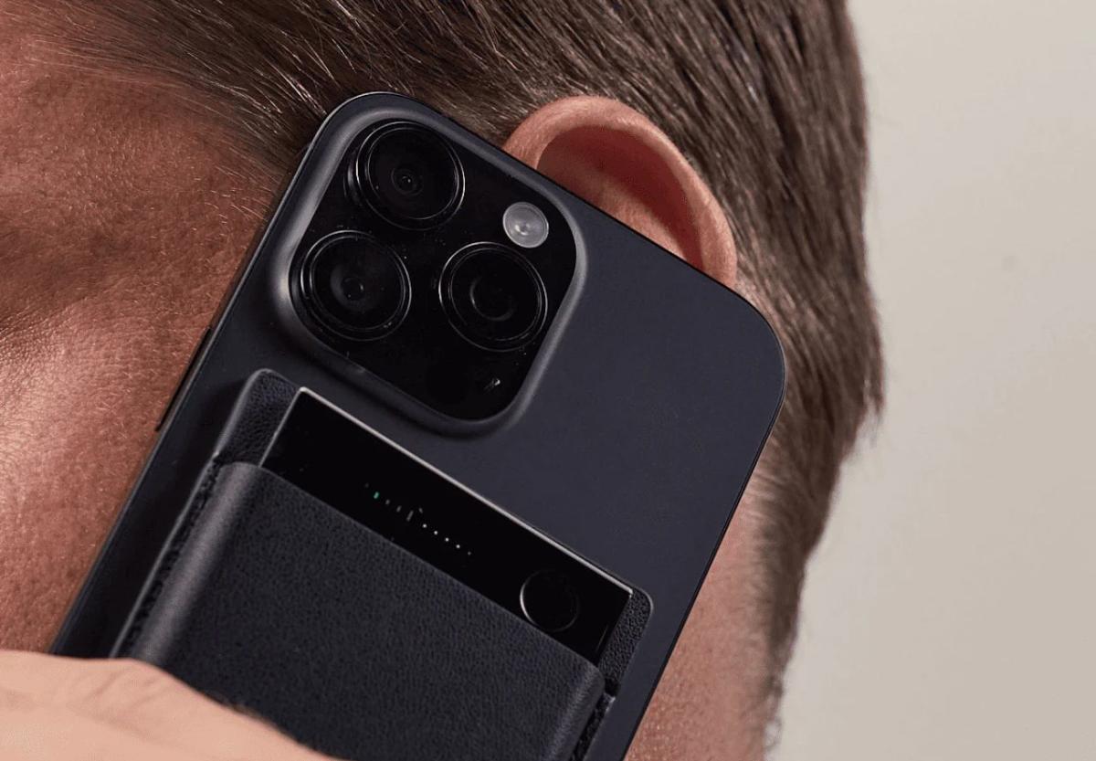 Ein Smartphone mit PLAUD-Gerät, das heimlich Meetings aufzeichnet.