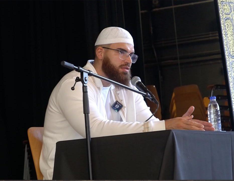 Ein Mann diskutiert über abnehmen mit döner in einer Podiumsdiskussion.