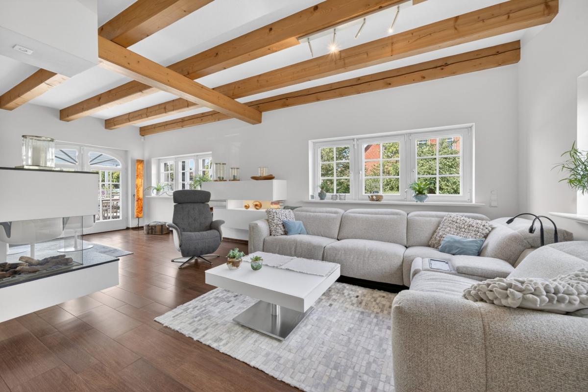 Helles Wohnzimmer mit Holzdecke, ideal für Immobilienfotografie ohne Fehler.