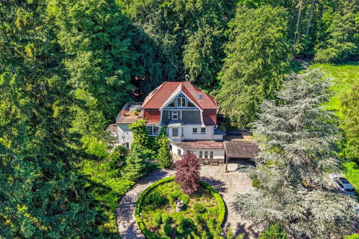 Luftaufnahme eines Hauses mit Garten, ideal für professionelle Immobilienfotografie.