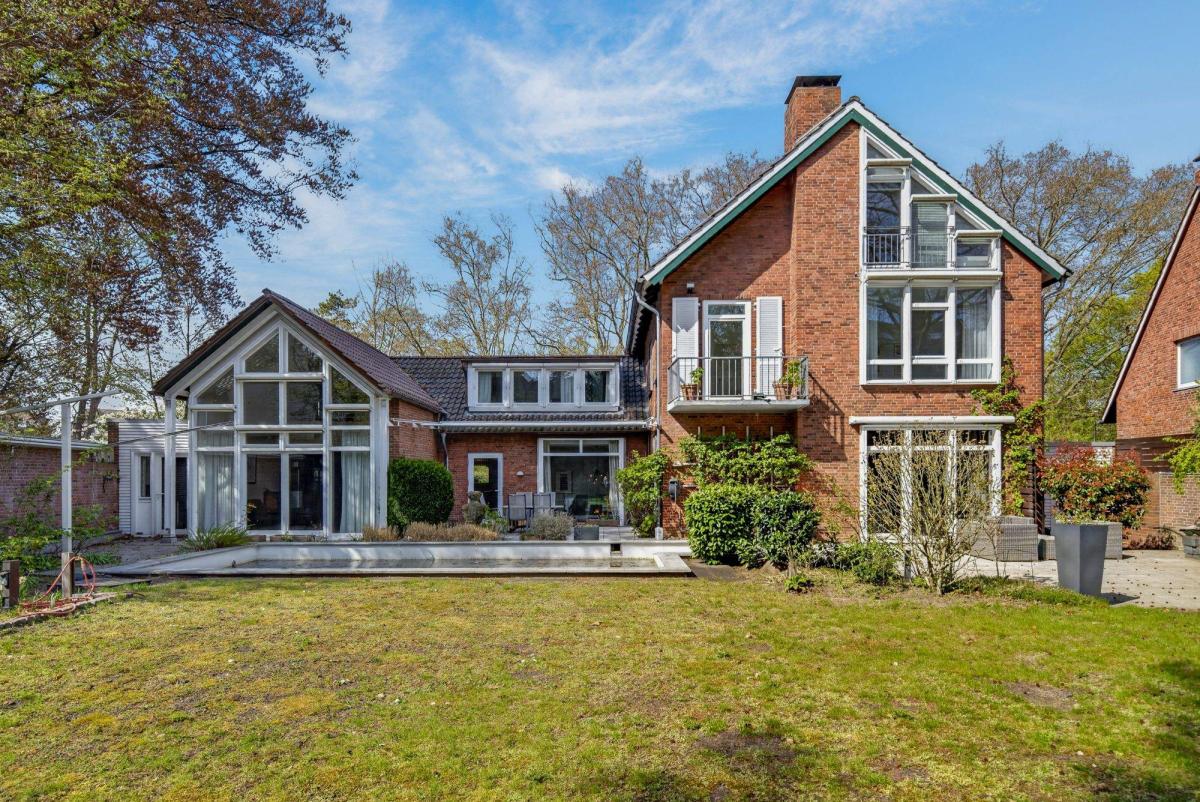 Beschauliche Villa mit Garten, die professionelle Immobilienfotografie zeigt.