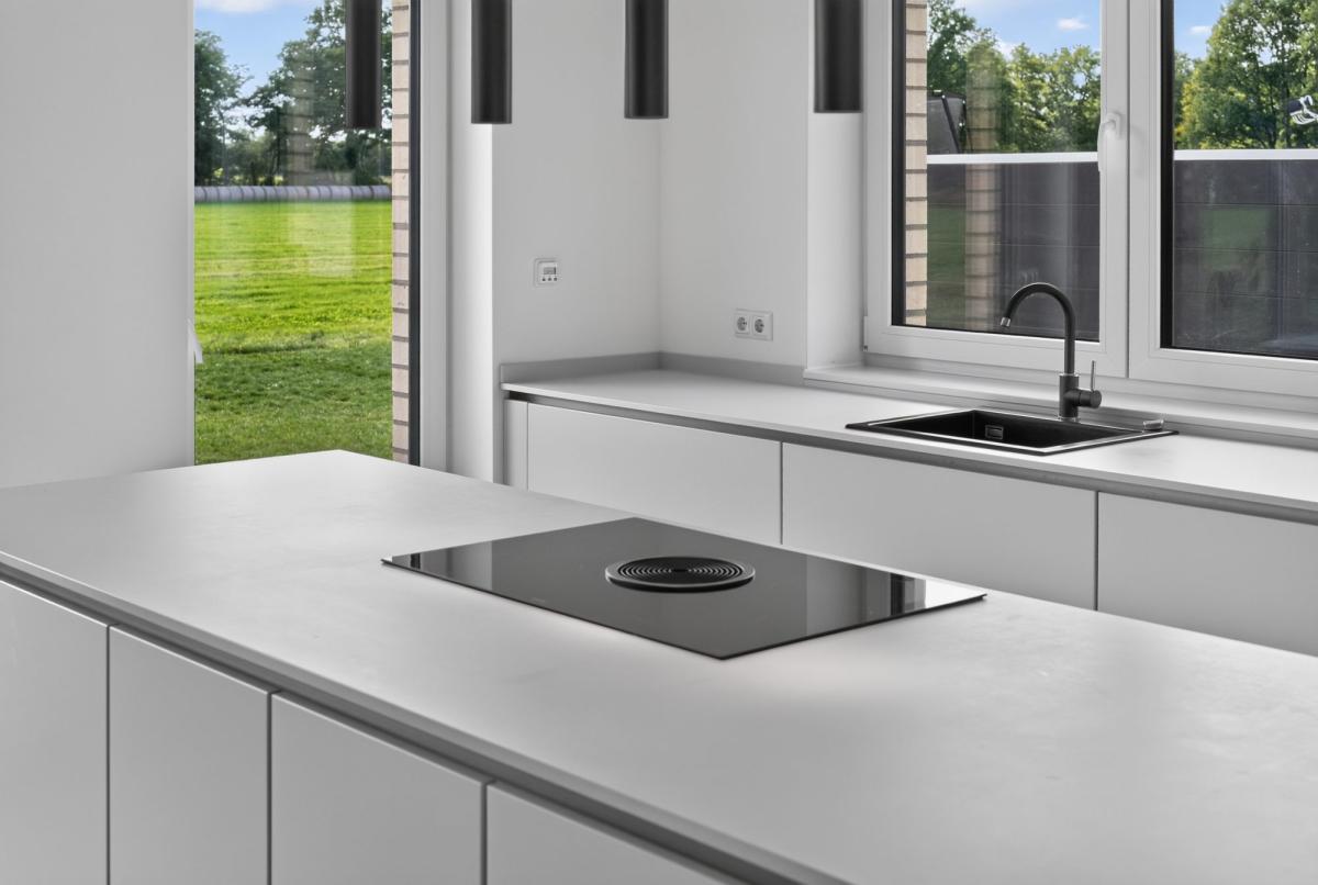 Moderne Küche eines Hauses mit Fokus auf Immobilienfotografie Preisen.