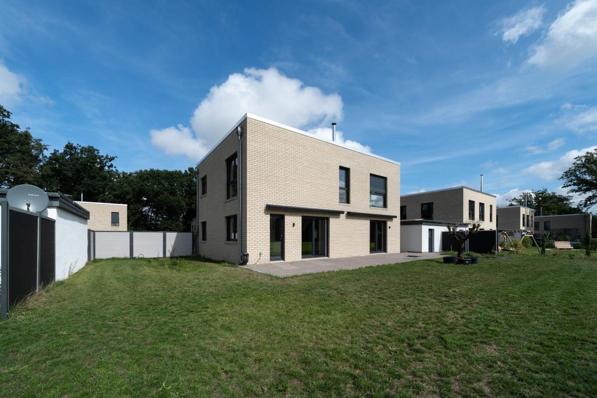 Moderne Villa mit Garten und Garage, ein Beispiel für Immobilienfotografie Preise.