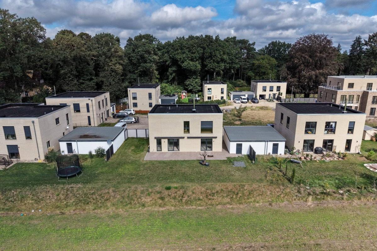 Luftaufnahme eines Neubaugebiets mit modernen Immobilien für die Immobilienfotografie Preise.