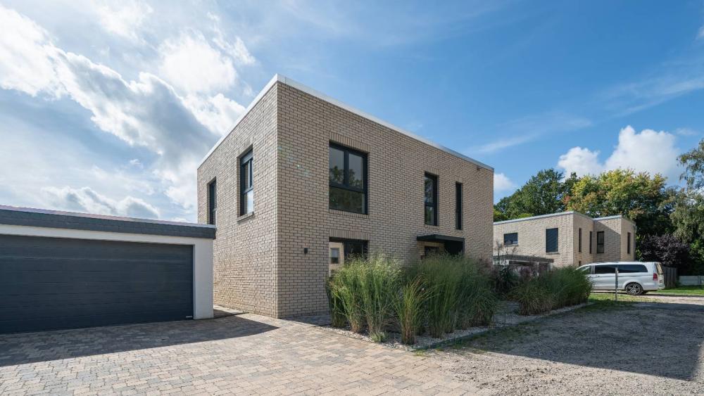 Moderne Außenansicht eines Hauses im Rahmen der Immobilienfotografie Preise.