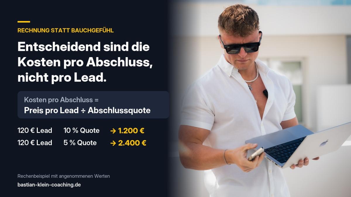 Ein Finanzberater mit Tablet neben einer Grafik zu Kosten pro Abschluss beim Leads kaufen.
