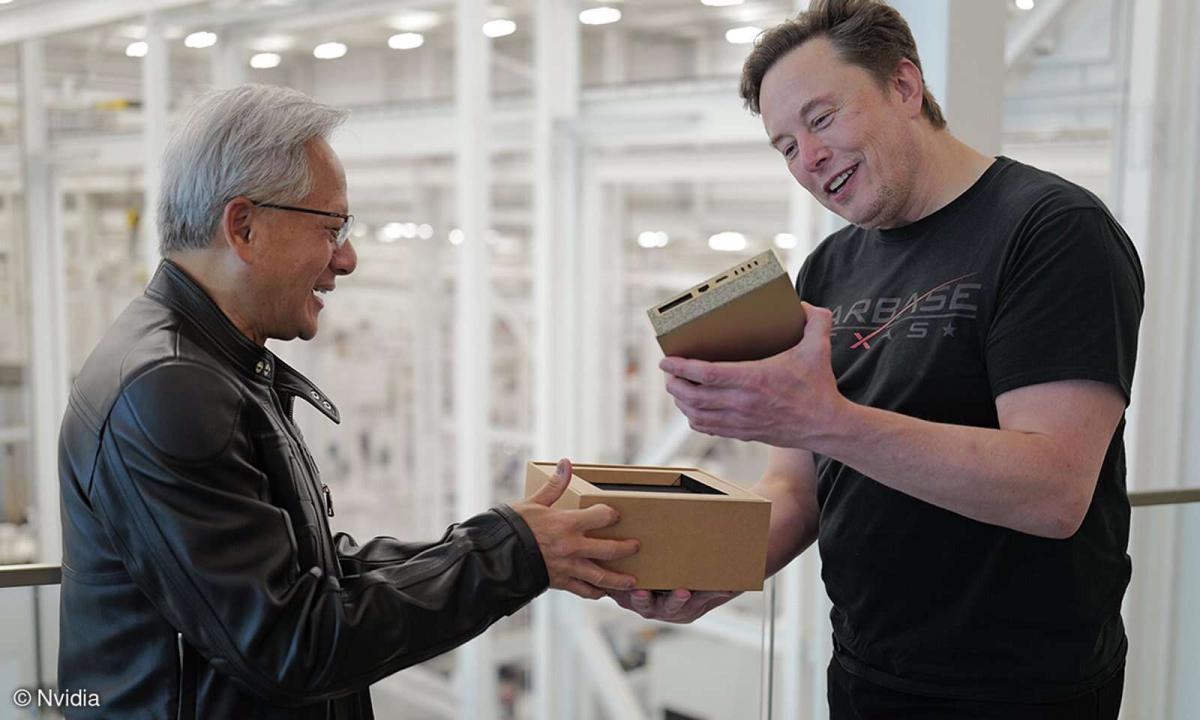 So klein kann ein KI Rechner sein. Elon Musk hält Nvidia DGX Spark in den Händen.